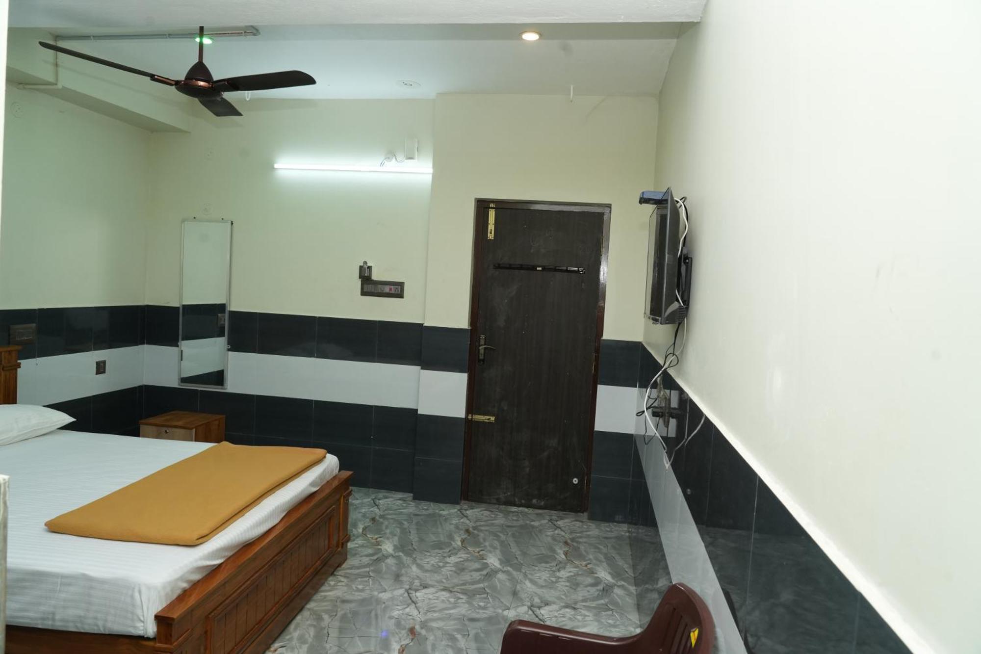 Rajali Residency Hotell Kulithalai Exteriör bild