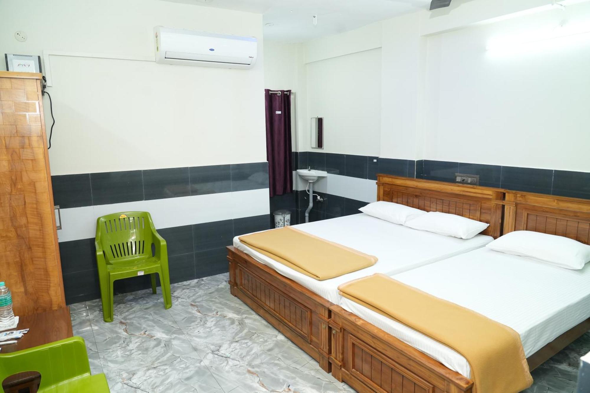 Rajali Residency Hotell Kulithalai Exteriör bild
